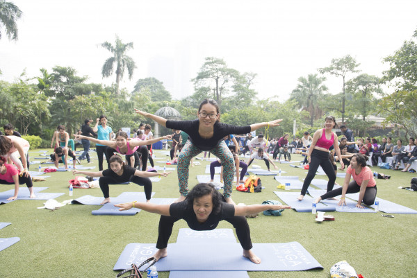 Đông đảo tín đồ Yoga Hà Nội tham gia sự kiện Yoga ngoài trời YOGA WITH FRESH AIR